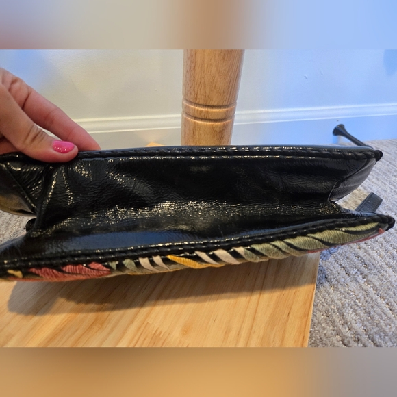 Isabella fiore embroidered clutch black patent leather material - Picture 3 of 6